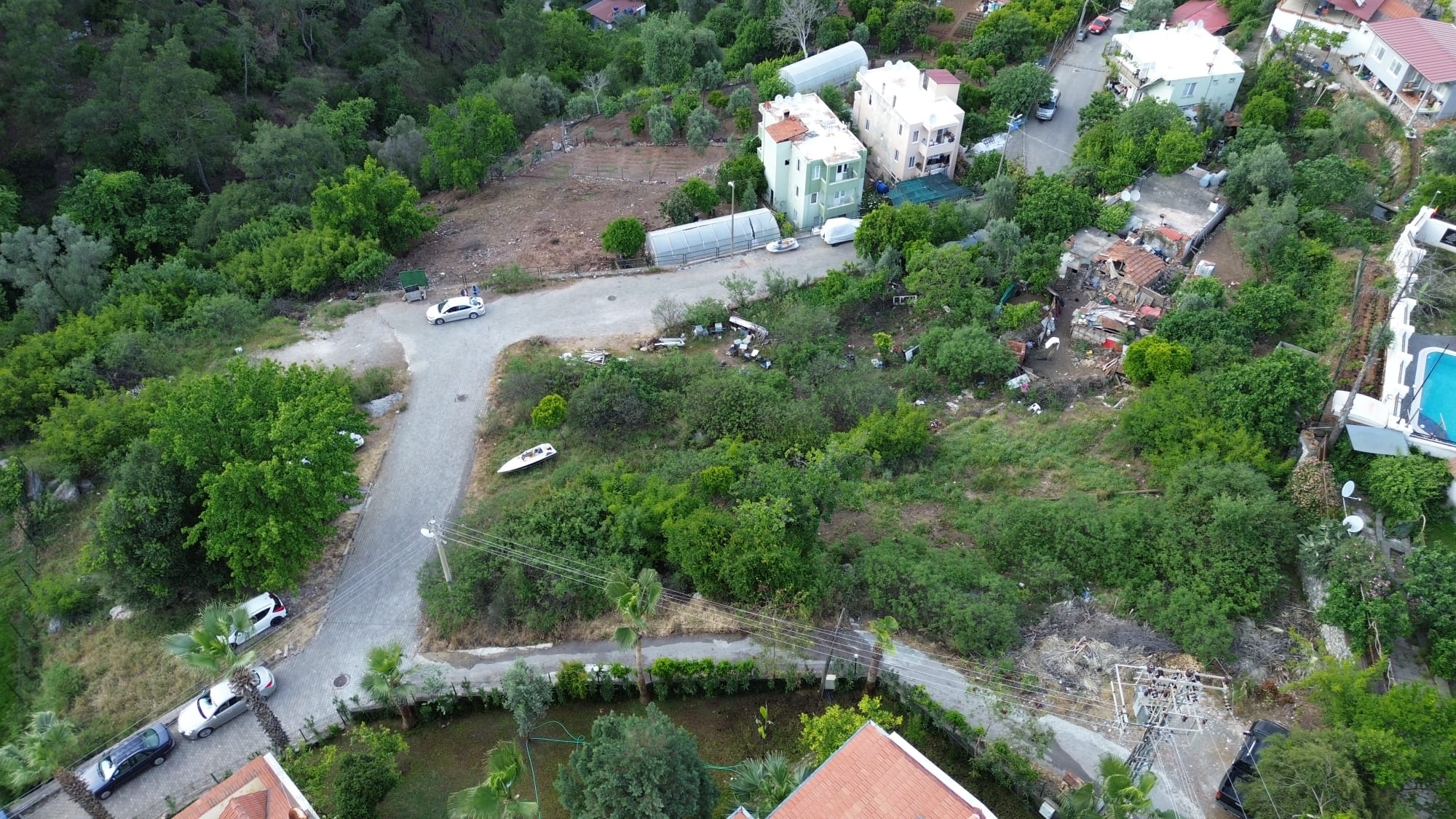 MABELDEN MARMARİSİN ENDEĞERLİ BÖLGELERİNDEN VİLLA BÖLGESİ ARMUTALANDA SATILIK  750M2 İMARLI ARSA